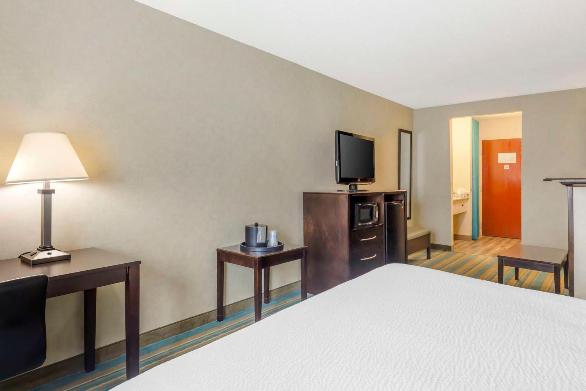 Best Western Plus Berkshire Hills Inn & Suites Питсфилд Экстерьер фото