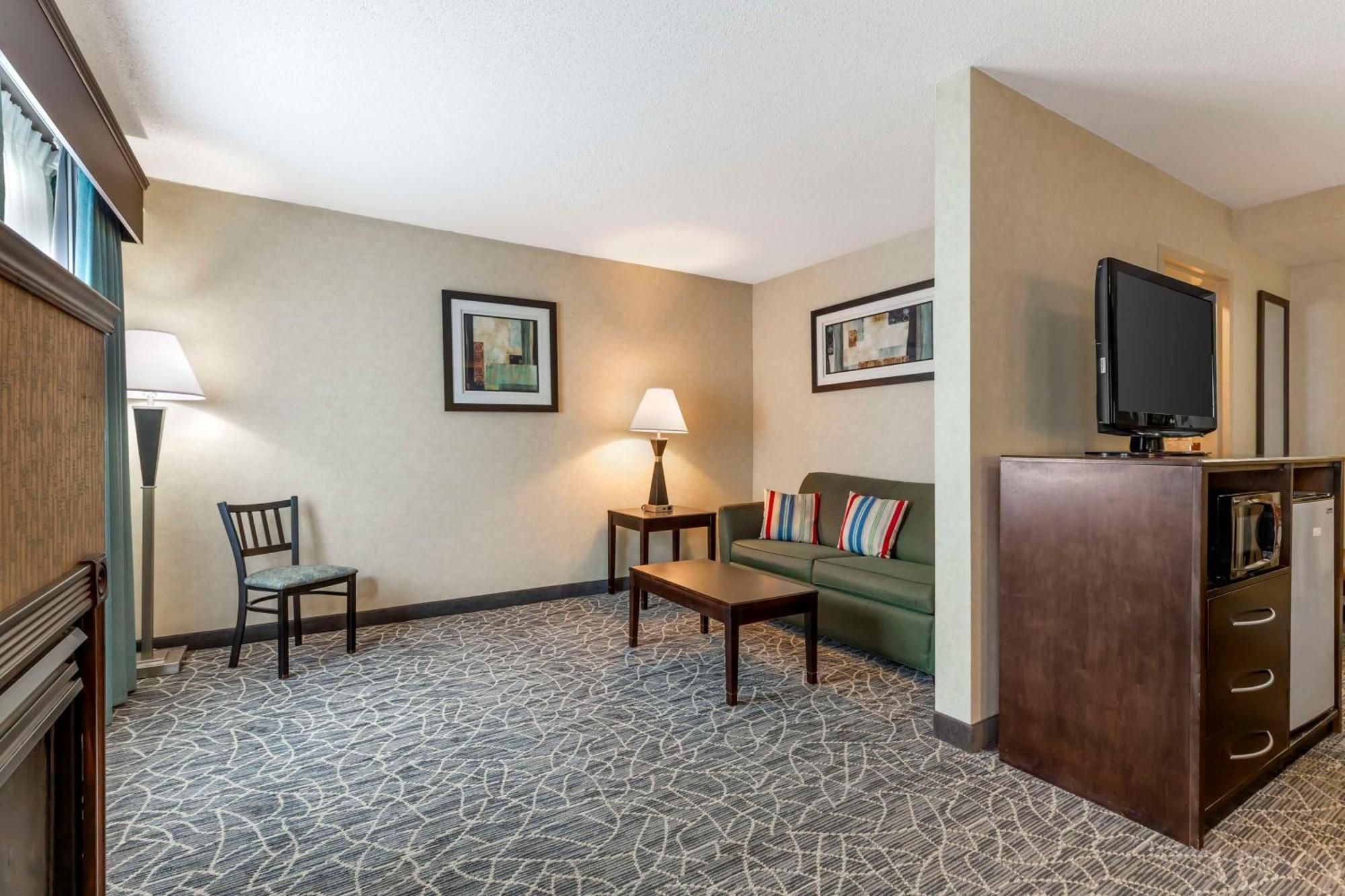 Best Western Plus Berkshire Hills Inn & Suites Питсфилд Экстерьер фото
